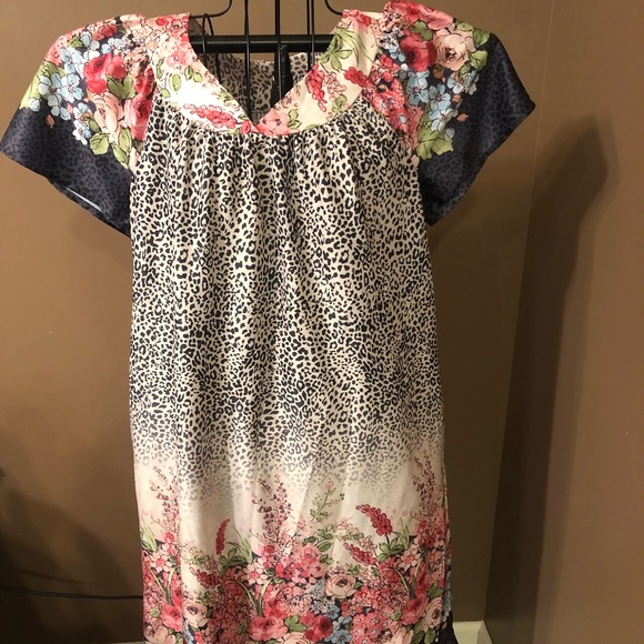 Gown - Picture 1 of 3